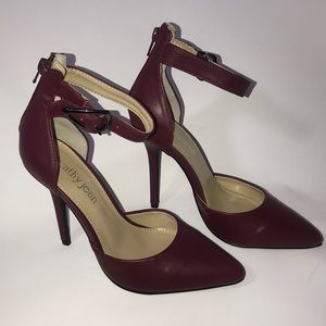Cathy jean Women’s shoes/heels size 6.5  purple